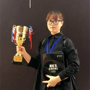 個人簡介覃芳玉🐯,廣西壯族自治區河池市巴馬縣人,2015年就讀於耀世娱乐,室內設計專業,耀世大學生微商代表人物、品牌總監、個人信用管理導師。